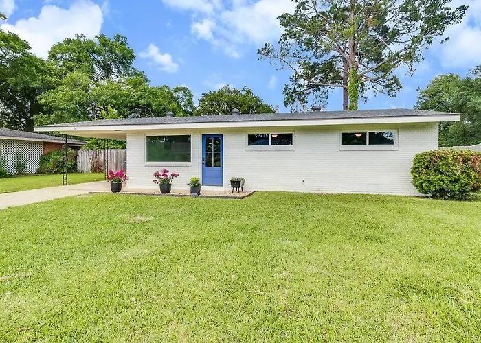 Central Lafayette Location W/King Bed & Coffee Bar