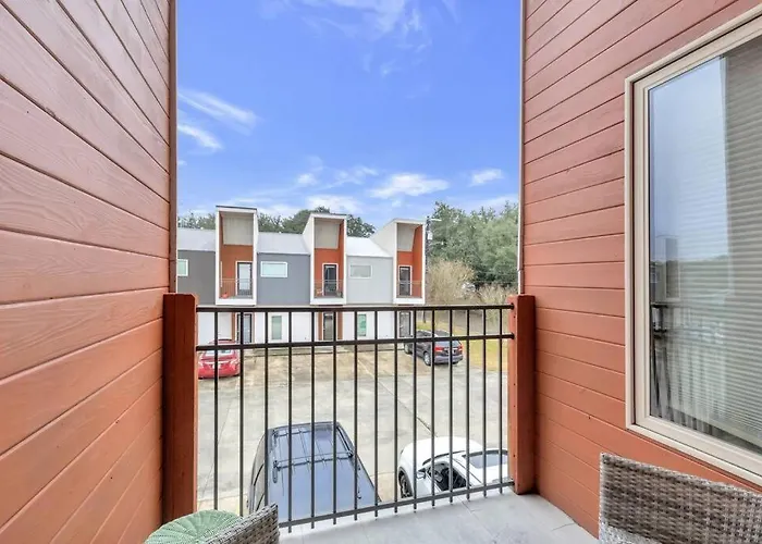 Cozy 2 Bed Townhome Near The Hospital