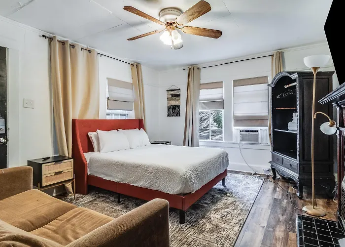 Lafayette At Your Doorstep, Private Rm