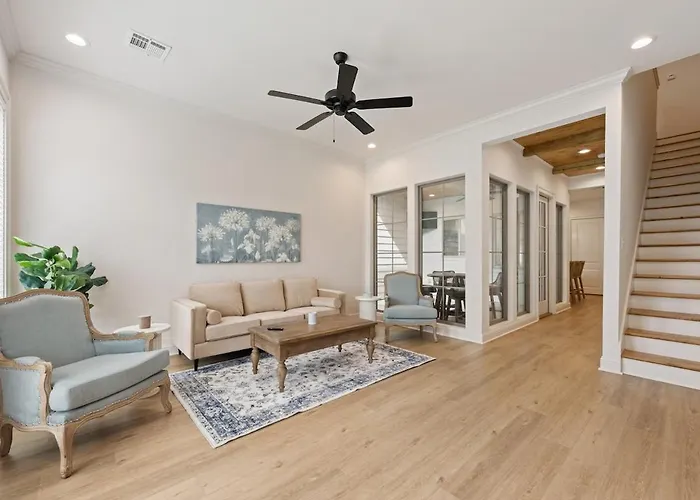 New Lafayette House King Beds Garage Patio Luxury