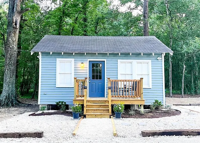 Picturesque Cozy Cottage With Fire Pit Space In Louisiana