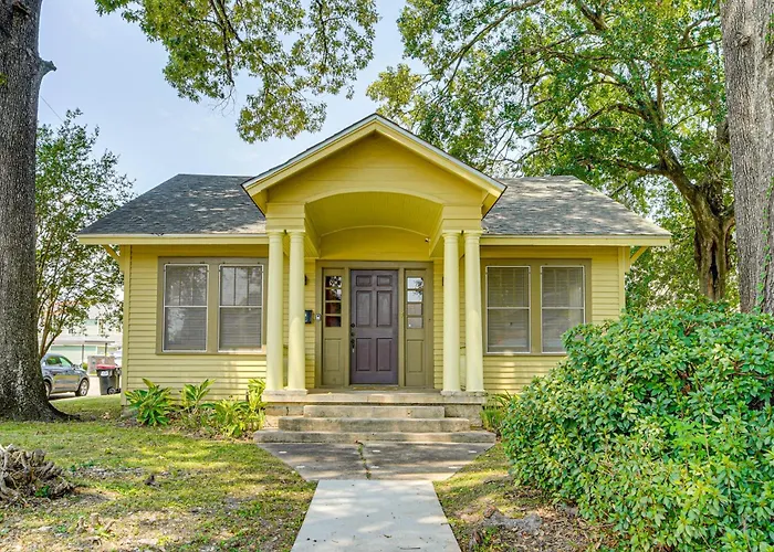 Walkable Dtwn Lafayette Home W/ Screened Porch