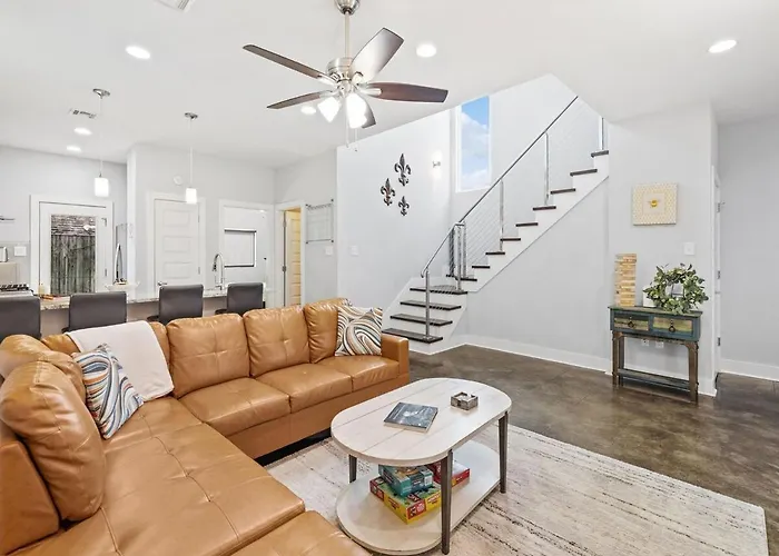 Cozy 3 Bedroom Townhome, Central Located With A Garage