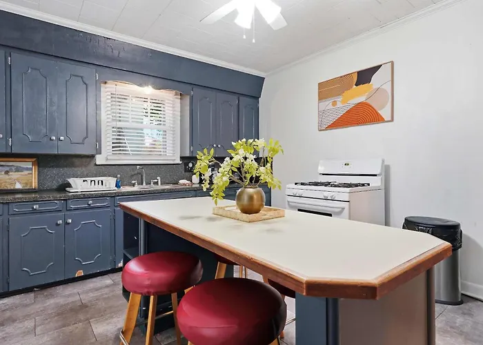 Affordable Private Room Near Downtown