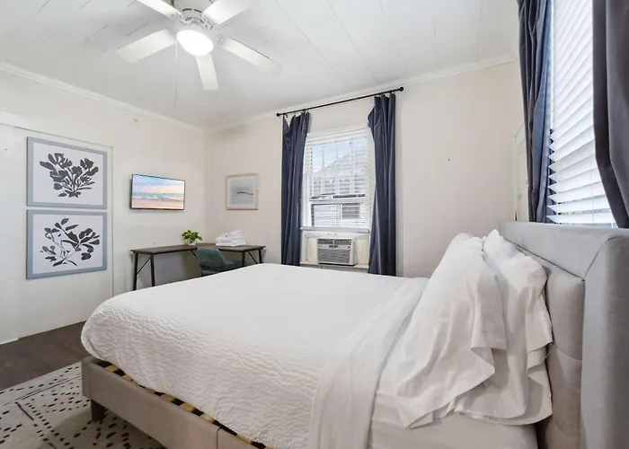 Private Bedroom In Spacious Home Near Downtown Laf
