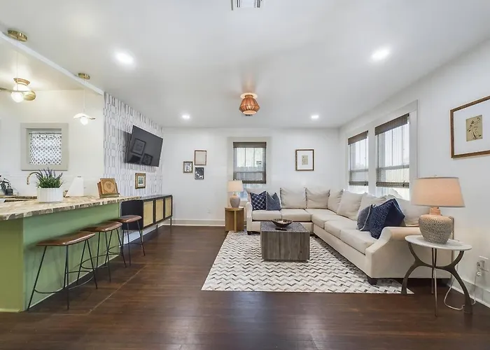 Buchanan Bungalow - Eclectic Mid-Mod Design Dt
