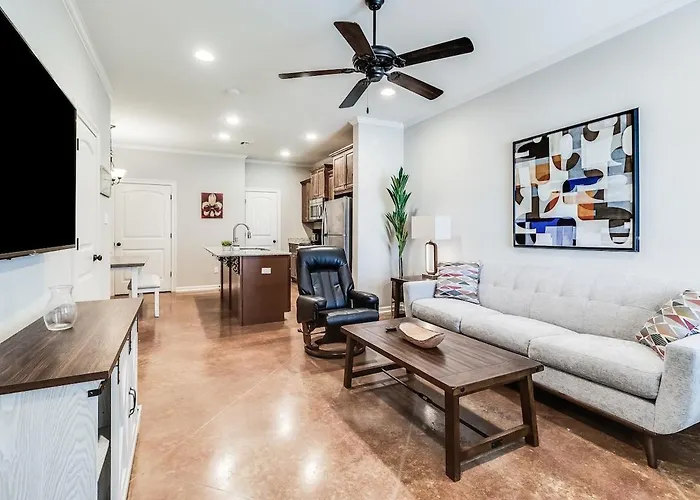 Cheerful 2 Bedroom Townhouse Gated