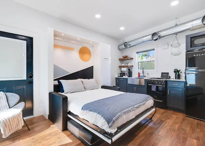 Cozy Modern Studio-Free Parking & Washer Dryer