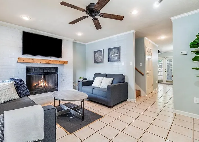 Lalaland -2 Masters, King Bed, Comfort & Location!