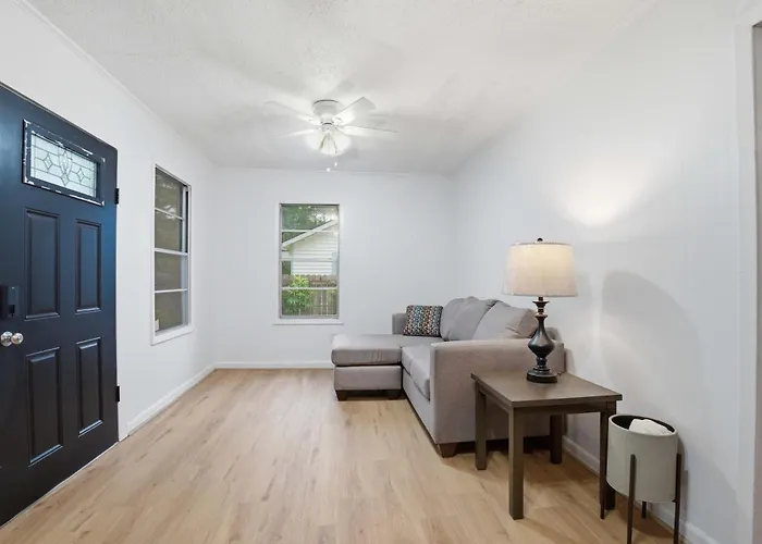 Byron St 5Br Single Unit Downtown Lafaytte
