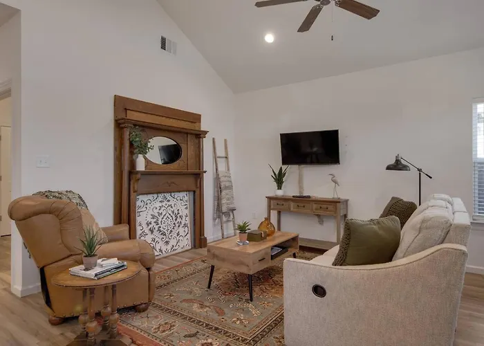 Freetown Farmhouse Modern 3Br W/Big Kitchen